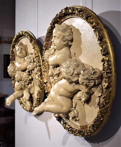 Louis XV - Pair of oval friezes in carved and lacquered wood